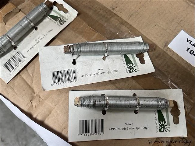 Partij zliverdraad op houten stokjes - afbeelding 2 van  3