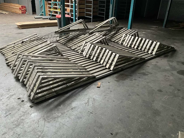 Partij zonnepaneelhouders met omvormers - afbeelding 1 van  7