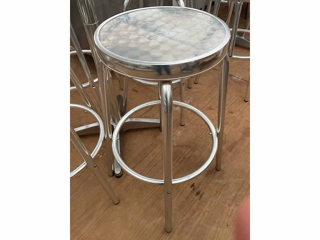 Partytafel met 4 barkrukken - afbeelding 2 van  3