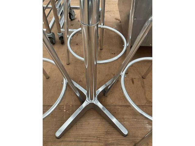 Partytafel met 4 barkrukken - afbeelding 3 van  3