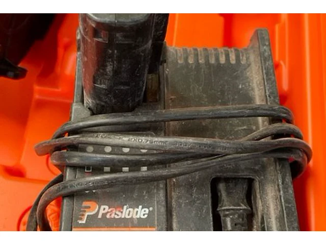 Paslode impuls bevestigingspistool - afbeelding 7 van  8