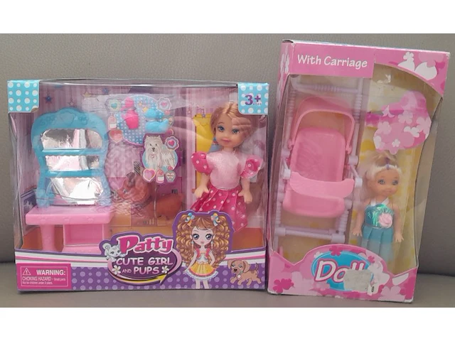 Patty met kaptafel en free and easy pop met poppenwagen 10 cm - afbeelding 1 van  3