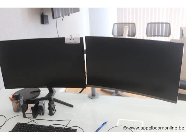 Pc dell, optiplex 3070, paswoord niet gekend, met 2 tft-schermen samsung op gemeenschappelijke voet - afbeelding 1 van  3