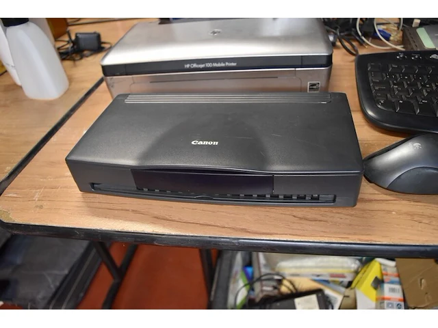 Pc scherm dell, toetsenbord, muis, d-link, printer hp officejet 100, printer canon k10190, router smc, 2 deskboard intel d915 pbl, router sysco, router netgear, muis toshiba - afbeelding 2 van  14