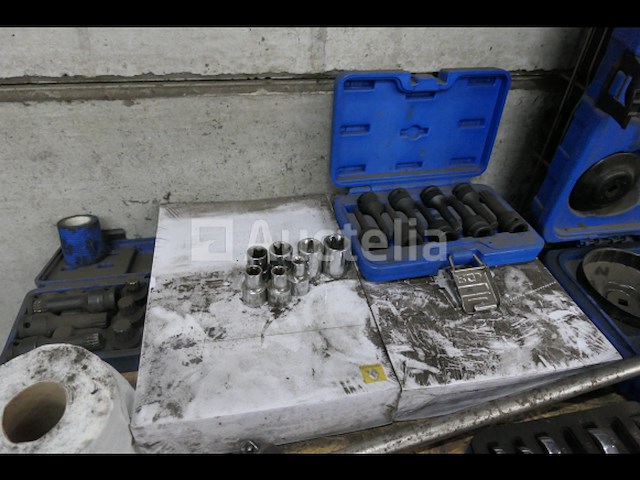 Persluchtslanghaspel, sleutels en diverse accessoires - afbeelding 5 van  7