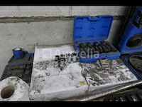 Persluchtslanghaspel, sleutels en diverse accessoires - afbeelding 5 van  7