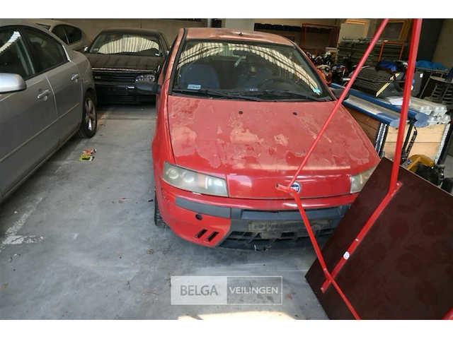 Personenauto fiat punto - afbeelding 1 van  11
