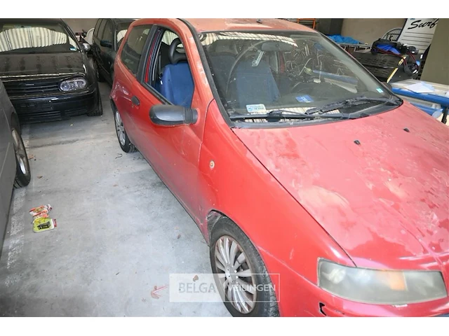 Personenauto fiat punto - afbeelding 4 van  11