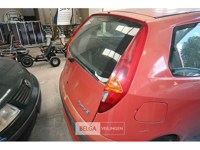 Personenauto fiat punto - afbeelding 6 van  11