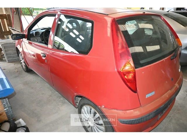 Personenauto fiat punto - afbeelding 7 van  11