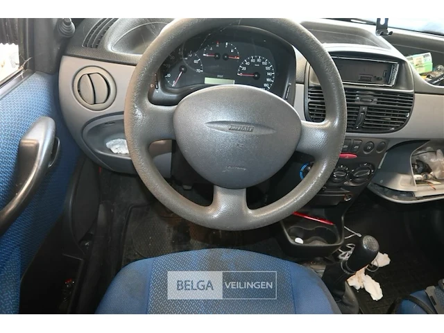 Personenauto fiat punto - afbeelding 8 van  11