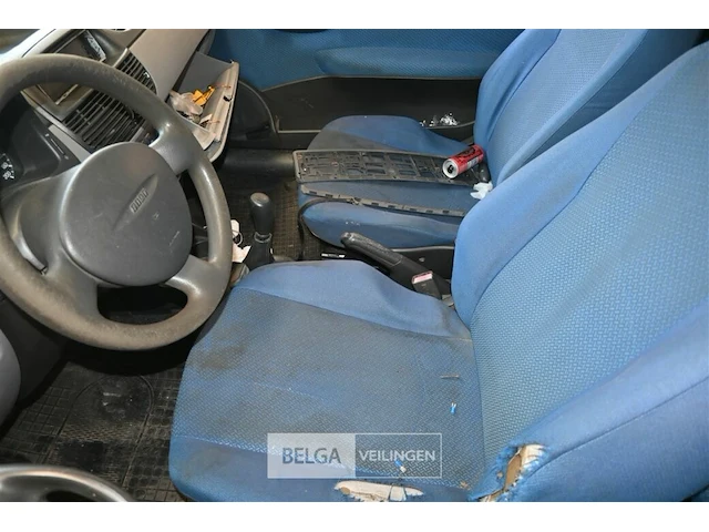 Personenauto fiat punto - afbeelding 9 van  11