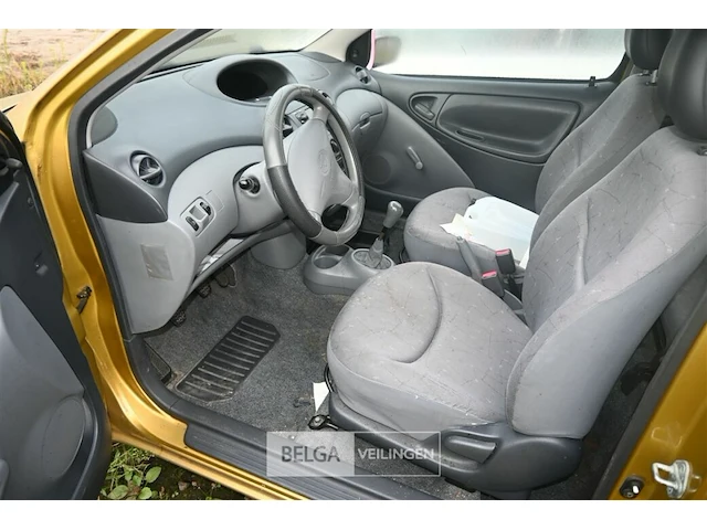 Personenauto toyota yaris - afbeelding 4 van  12