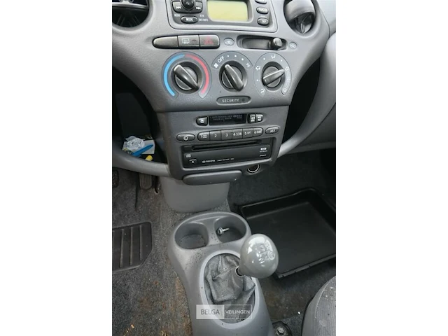 Personenauto toyota yaris - afbeelding 6 van  12