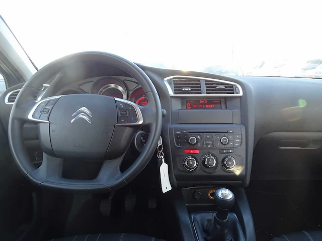 Personenauto - afbeelding 2 van  17