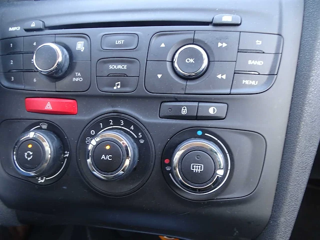 Personenauto - afbeelding 4 van  17