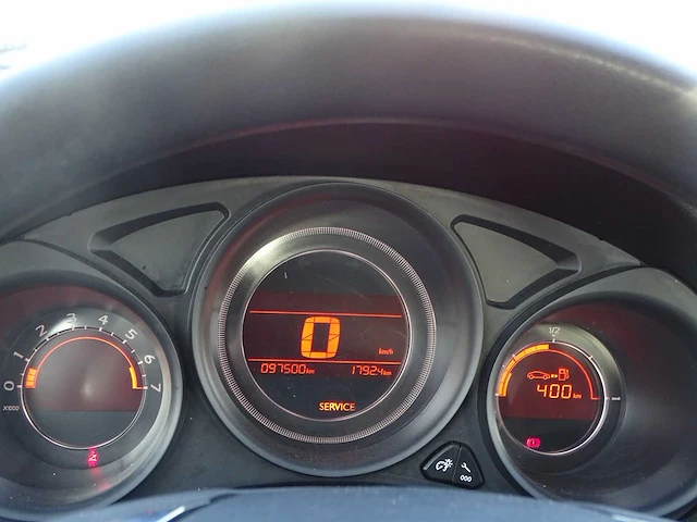 Personenauto - afbeelding 6 van  17