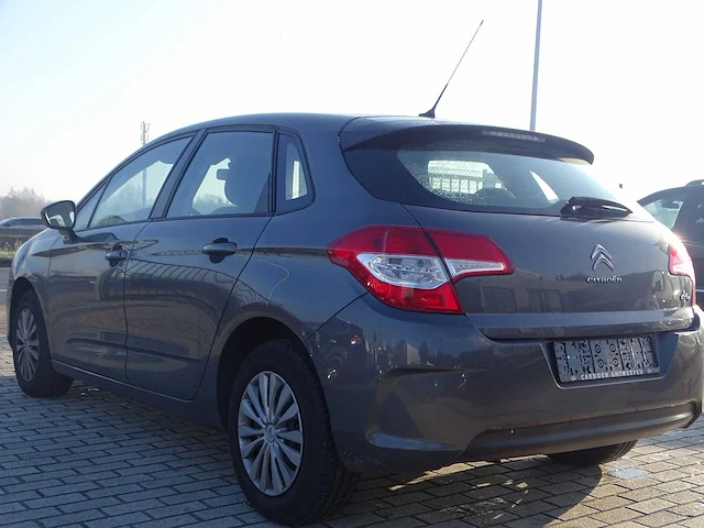 Personenauto - afbeelding 11 van  17