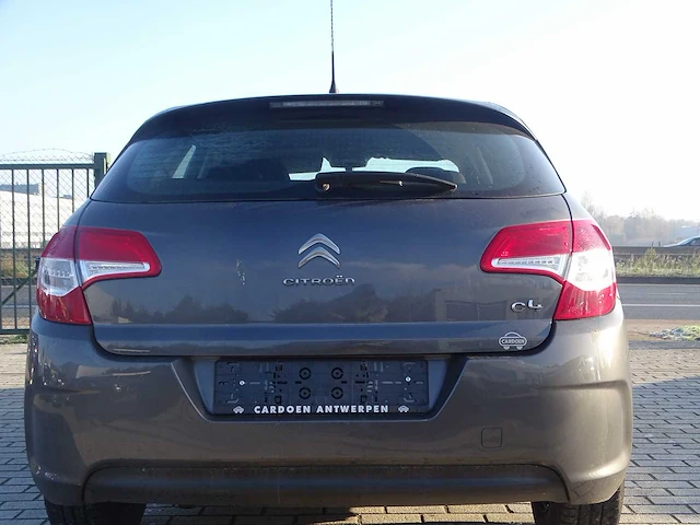 Personenauto - afbeelding 12 van  17