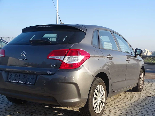 Personenauto - afbeelding 13 van  17