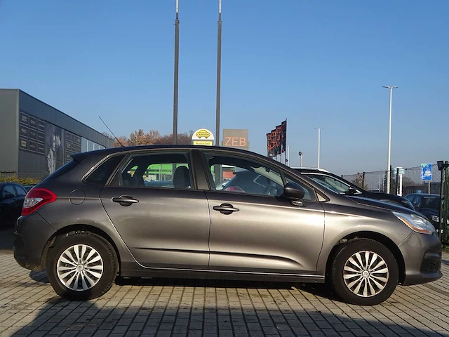 Personenauto - afbeelding 14 van  17