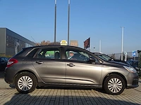 Personenauto - afbeelding 14 van  17