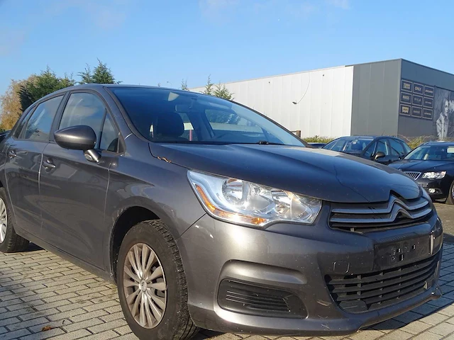 Personenauto - afbeelding 15 van  17