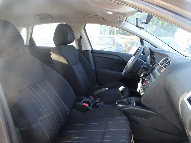 Personenauto - afbeelding 17 van  17