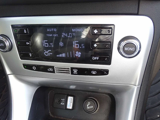 Personenauto - afbeelding 7 van  18