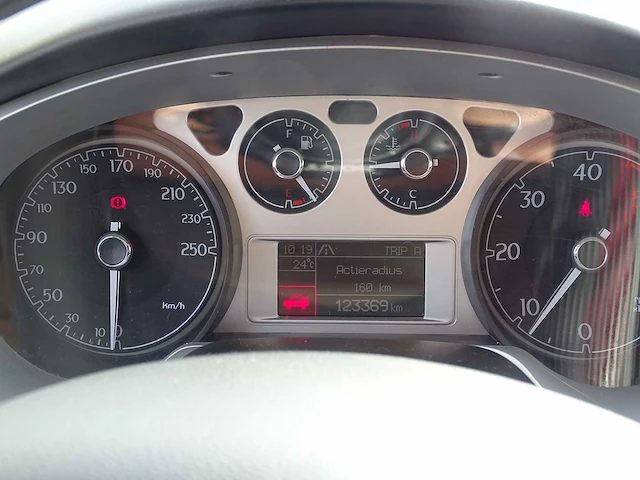 Personenauto - afbeelding 8 van  18