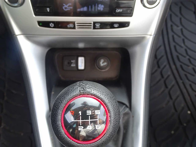 Personenauto - afbeelding 9 van  18