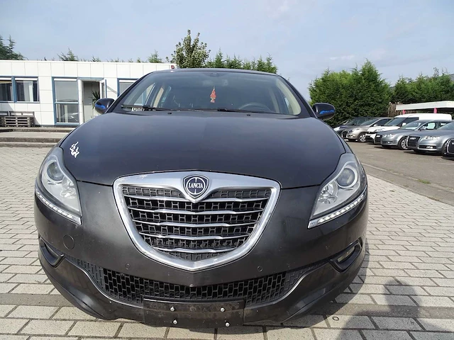 Personenauto - afbeelding 1 van  18