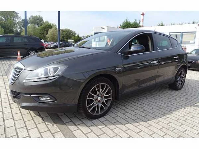 Personenauto - afbeelding 12 van  18