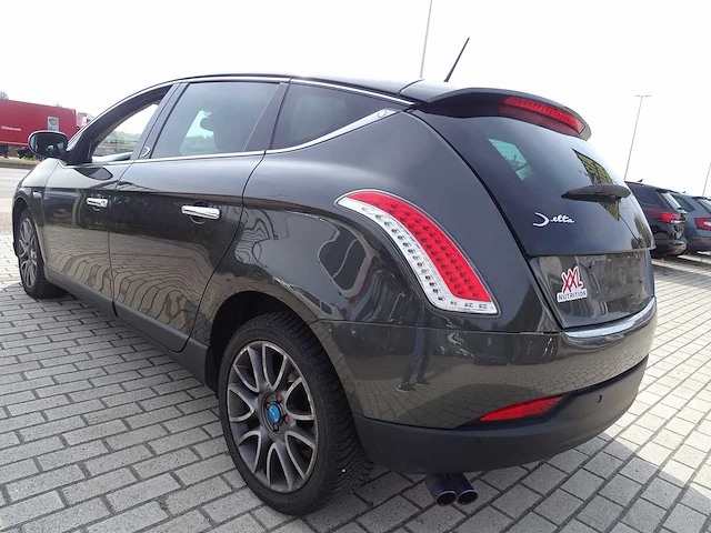 Personenauto - afbeelding 13 van  18