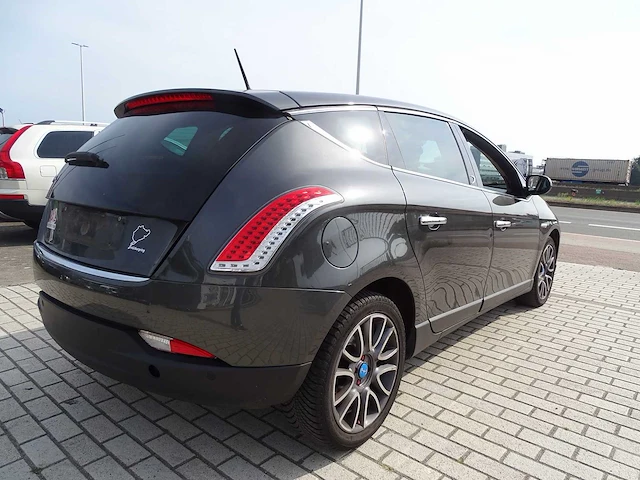 Personenauto - afbeelding 15 van  18