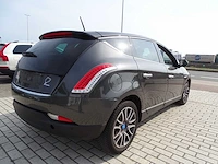 Personenauto - afbeelding 15 van  18