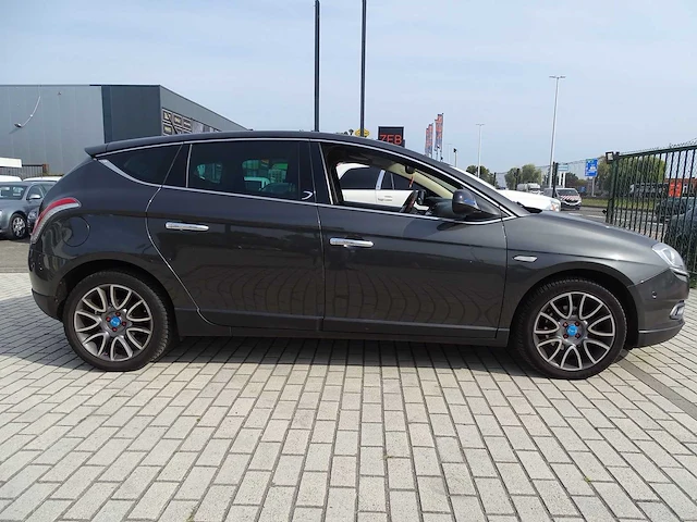 Personenauto - afbeelding 16 van  18