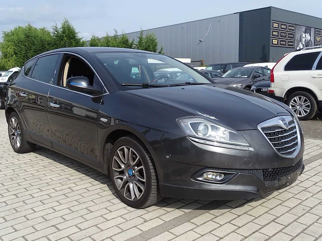 Personenauto - afbeelding 17 van  18