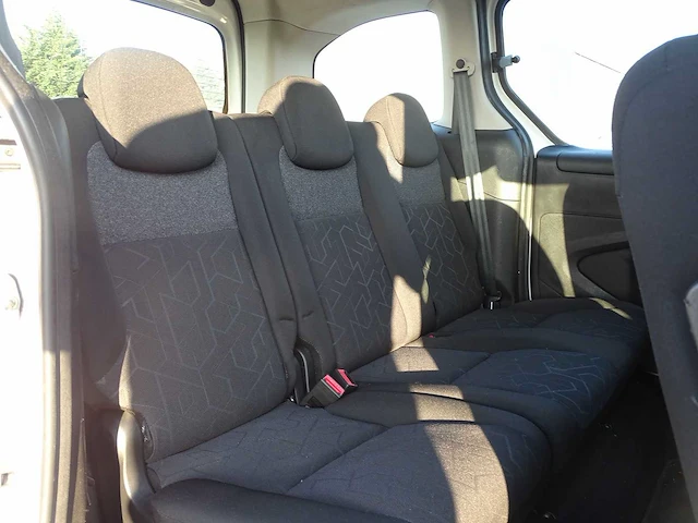 Personenauto - afbeelding 2 van  21