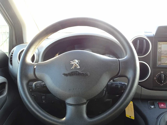 Personenauto - afbeelding 4 van  21