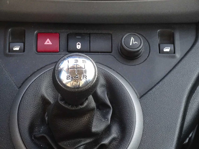 Personenauto - afbeelding 9 van  21