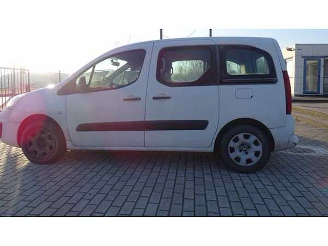 Personenauto - afbeelding 16 van  21