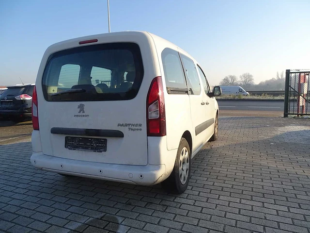 Personenauto - afbeelding 18 van  21