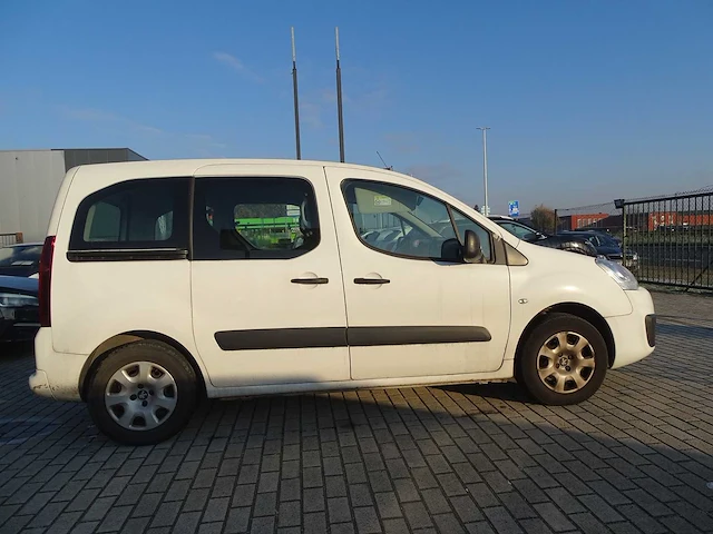 Personenauto - afbeelding 19 van  21