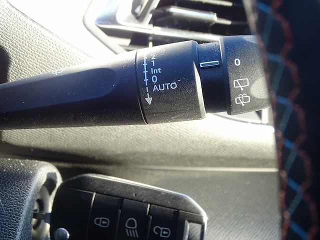 Personenauto - afbeelding 9 van  22