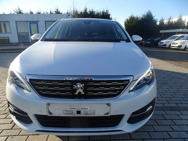 Personenauto - afbeelding 1 van  22