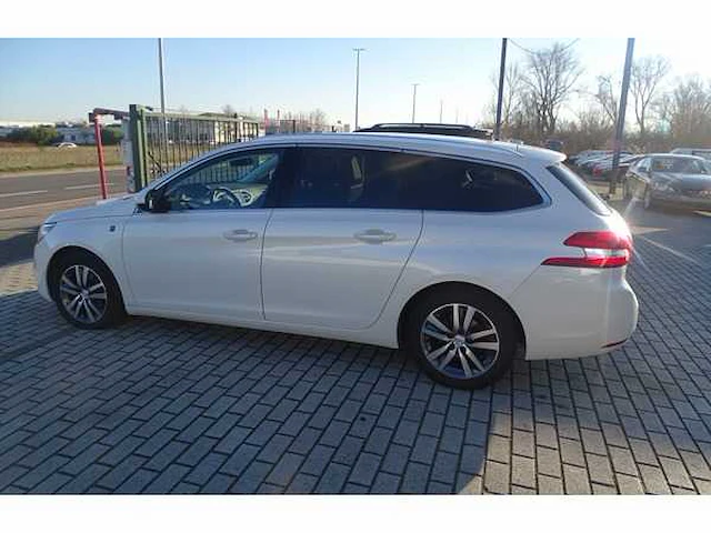 Personenauto - afbeelding 16 van  22