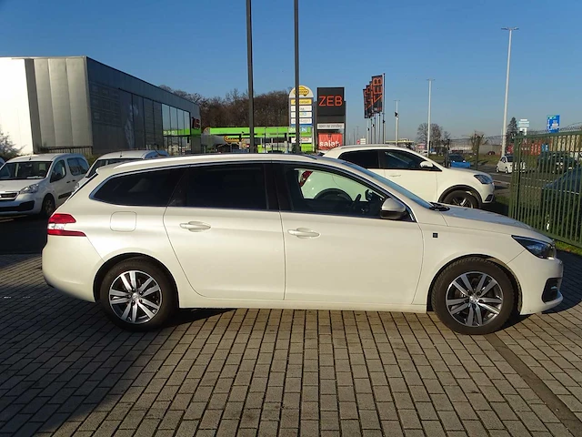Personenauto - afbeelding 18 van  22