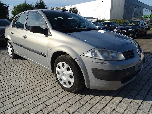 Personenauto - afbeelding 4 van  21