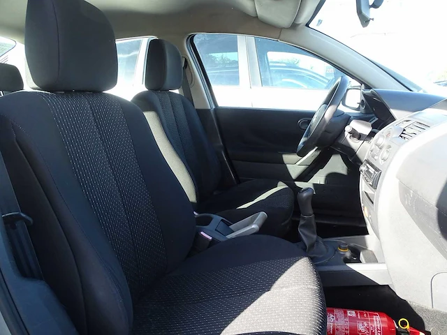 Personenauto - afbeelding 6 van  21
